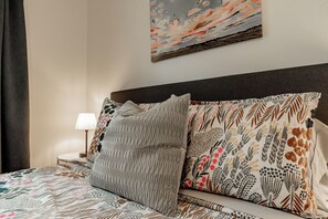 Iron/ironing board, WiFi, bed sheets - Ravine 2 bdrm Retreat - 10 min DT - Trails & Whyte Ave (Edmonton)