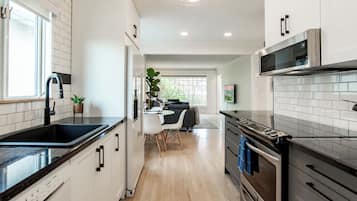 Microonde, forno, piano cottura, lavastoviglie