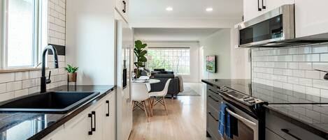 Micro-ondes, four, plaque de cuisson, lave-vaisselle