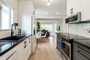 Microondas, horno, placa de cocina, lavavajillas