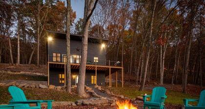 Modern Lost City, WV Cabin, Hot Tub, Stargazing & Mountain Views