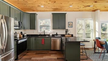 Kylskåp, mikrovågsugn, ugn och spishäll