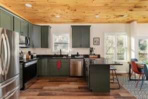 Jääkaappi, mikroaaltouuni, uuni, liesi