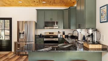 Kylskåp, mikrovågsugn, ugn och spishäll