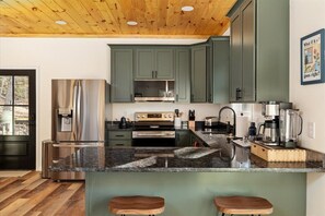 Jääkaappi, mikroaaltouuni, uuni, liesi