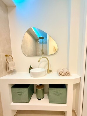 Bathroom - 'Kj Homes' Apartment with Mountain View, Balcony and Wi-Fi (Villard-de-Lans)