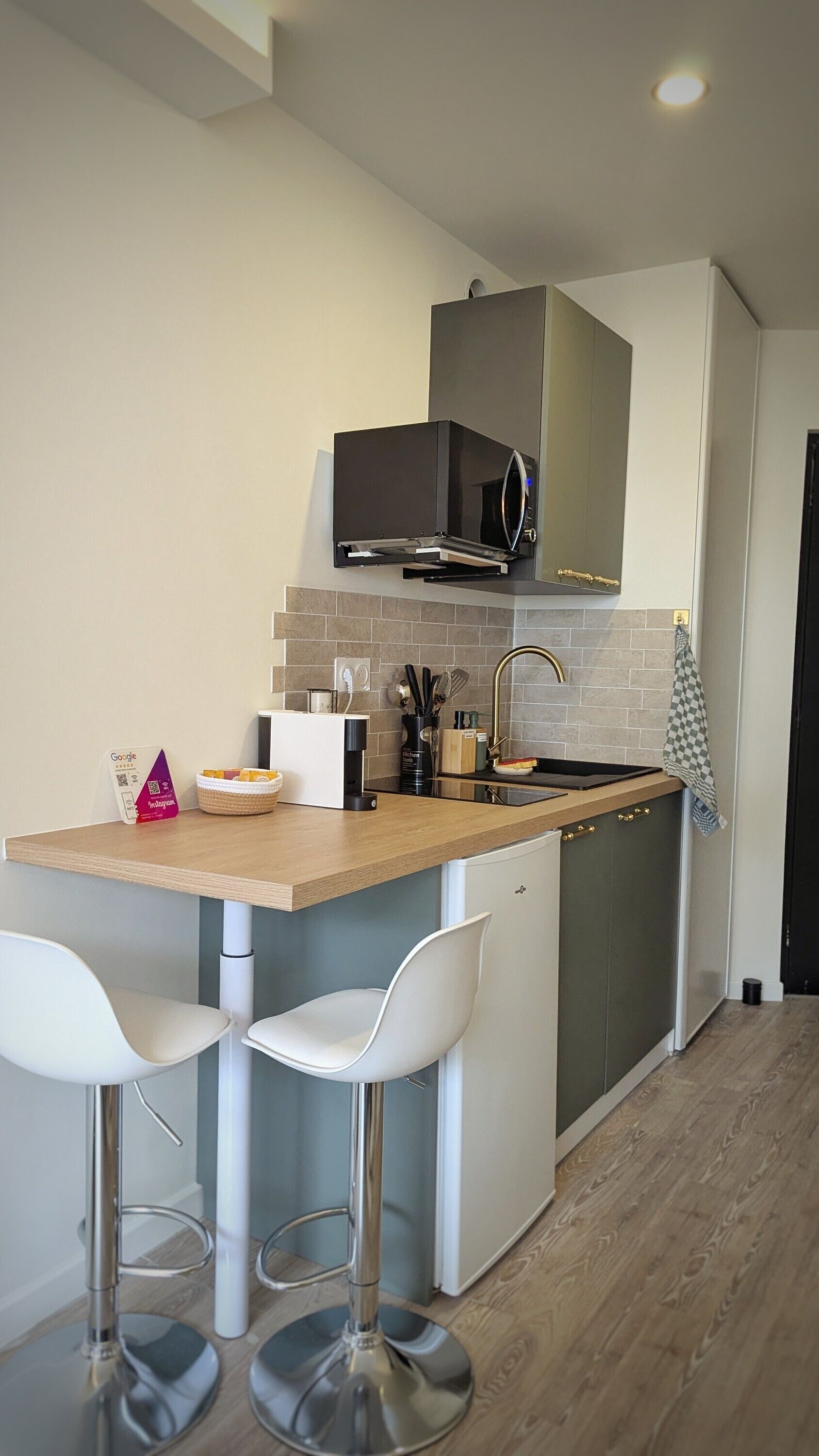 Réfrigérateur, micro-ondes, four, plaque de cuisson