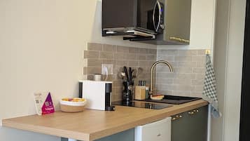 Réfrigérateur, micro-ondes, four, plaque de cuisson