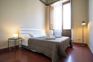 1 slaapkamer, een strijkplank/strijkijzer, wifi, beddengoed