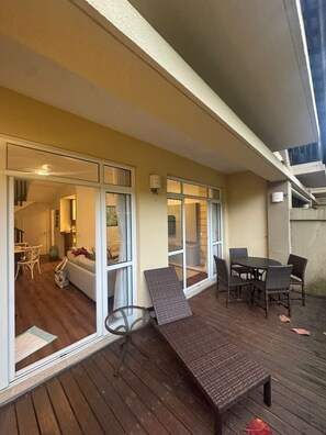 Outdoor dining - Beachfront retreat, condominium with resort-style amenities and parking space. (Guarujá)