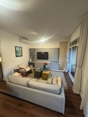 Living area - Beachfront retreat, condominium with resort-style amenities and parking space. (Guarujá)