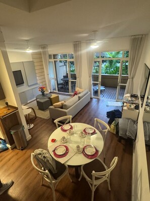 Interior - Beachfront retreat, condominium with resort-style amenities and parking space. (Guarujá)