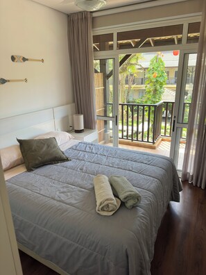 3 bedrooms, WiFi - Beachfront retreat, condominium with resort-style amenities and parking space. (Guarujá)