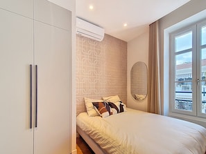 Tabla de planchar con plancha, wifi y ropa de cama