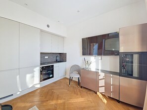 Refrigerador, horno, parrilla de estufa y lavavajillas