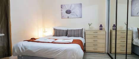 Escritorio, tabla de planchar con plancha, wifi y ropa de cama