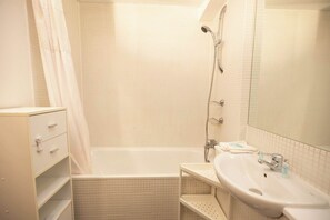 Shower - Muirhouse 2BR Apartment with Free Parking (Glasgow)