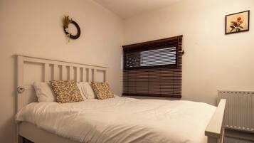 2 bedrooms, iron/ironing board, WiFi, bed sheets