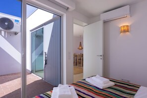 2 bedrooms, WiFi, bed sheets - CASA DO REGADIO - HOUSE 1, A country and sea retreat on the Alentejo coast, (Odemira)