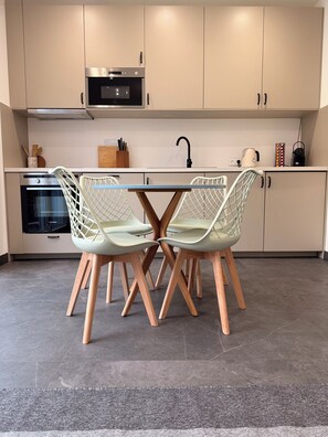Fridge, microwave, oven, stovetop -  Modern Strasbourg Flat – 7 Min to City Centre by Train | Terrace & Free Parking (Mundolsheim)