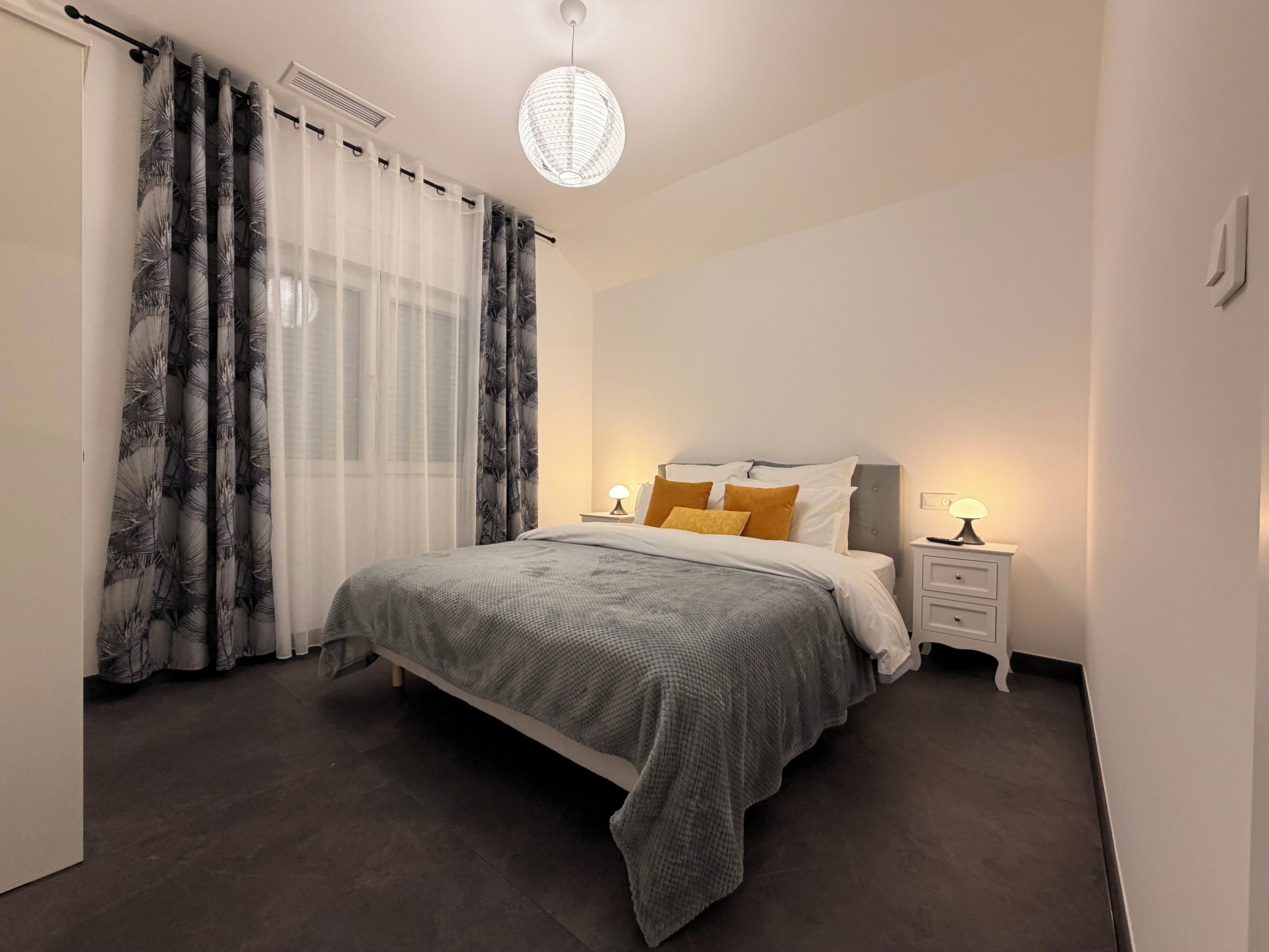 Een strijkplank/strijkijzer, wifi, beddengoed