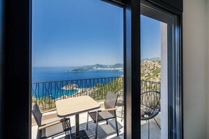 Luxury-Apartment, Balkon, Meerblick | Schallisolierte Zimmer, kostenloses WLAN