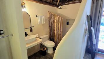 Douche, sèche-cheveux, serviettes fournies, savon