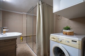 Hair dryer, towels, soap, toilet paper - Petralona 2BDRM -Easy Access to City Center by ΜΡS (Athina)