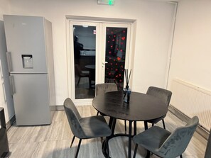 Private kitchen - Corporate 3bedroom home with parking (Erith)