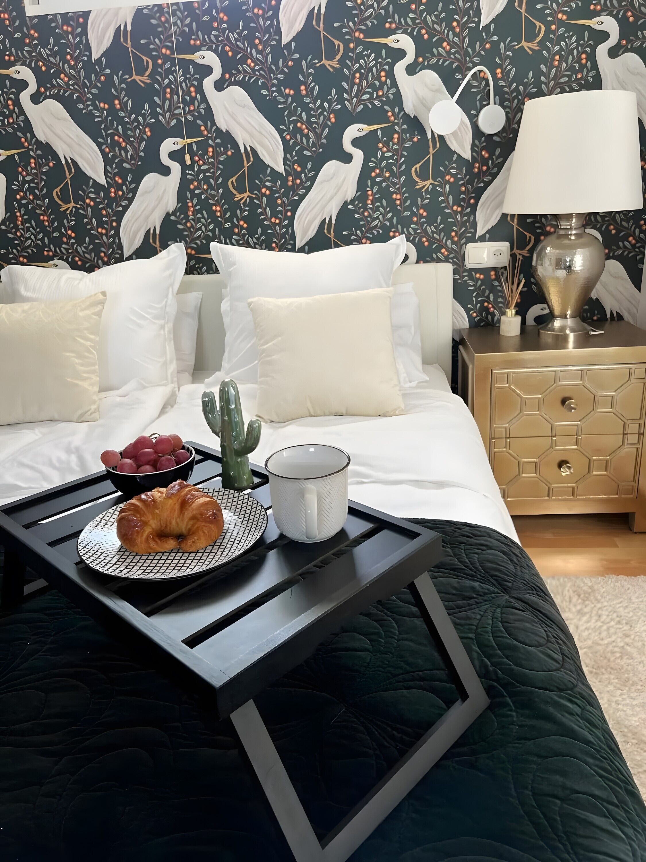 Tabla de planchar con plancha, wifi y ropa de cama 