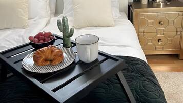 Tabla de planchar con plancha, wifi y ropa de cama