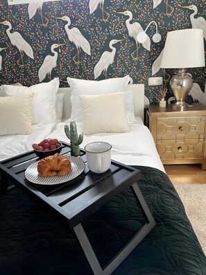 Tabla de planchar con plancha, wifi y ropa de cama 