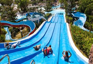 Parque acuático con varias toboganes y piscinas.