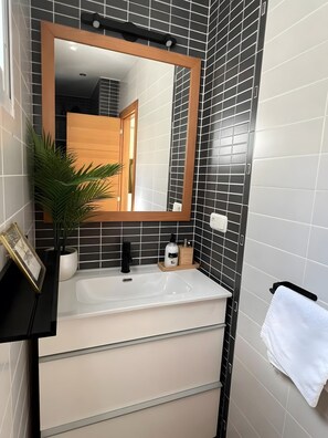 Regadera, secadora de cabello, toallas 