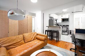 Living area - ★ NEWLY RENOVATED STUDIO IN PRIME LOCATION - UES ★ (New York)