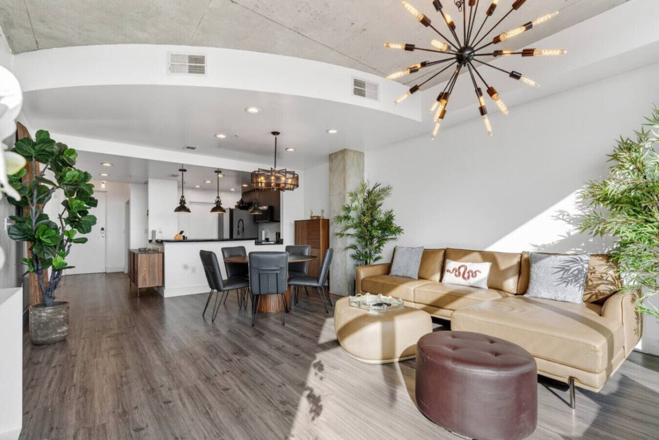 Un interior moderno con comedor, cocina y sala de estar.