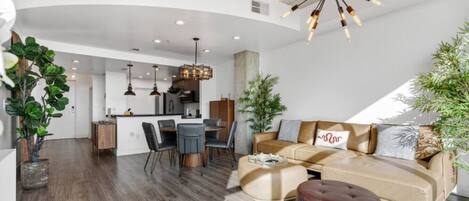 Un interior moderno con comedor, cocina y sala de estar.