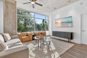 TV - 2 Bedroom 2 Bath Tree Line Suite @ The Jackson (Orlando)