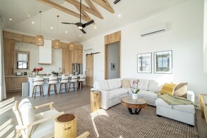 TV - Sunset Serenity Villa – Pool & Sunset Rooftop (San Pedro)