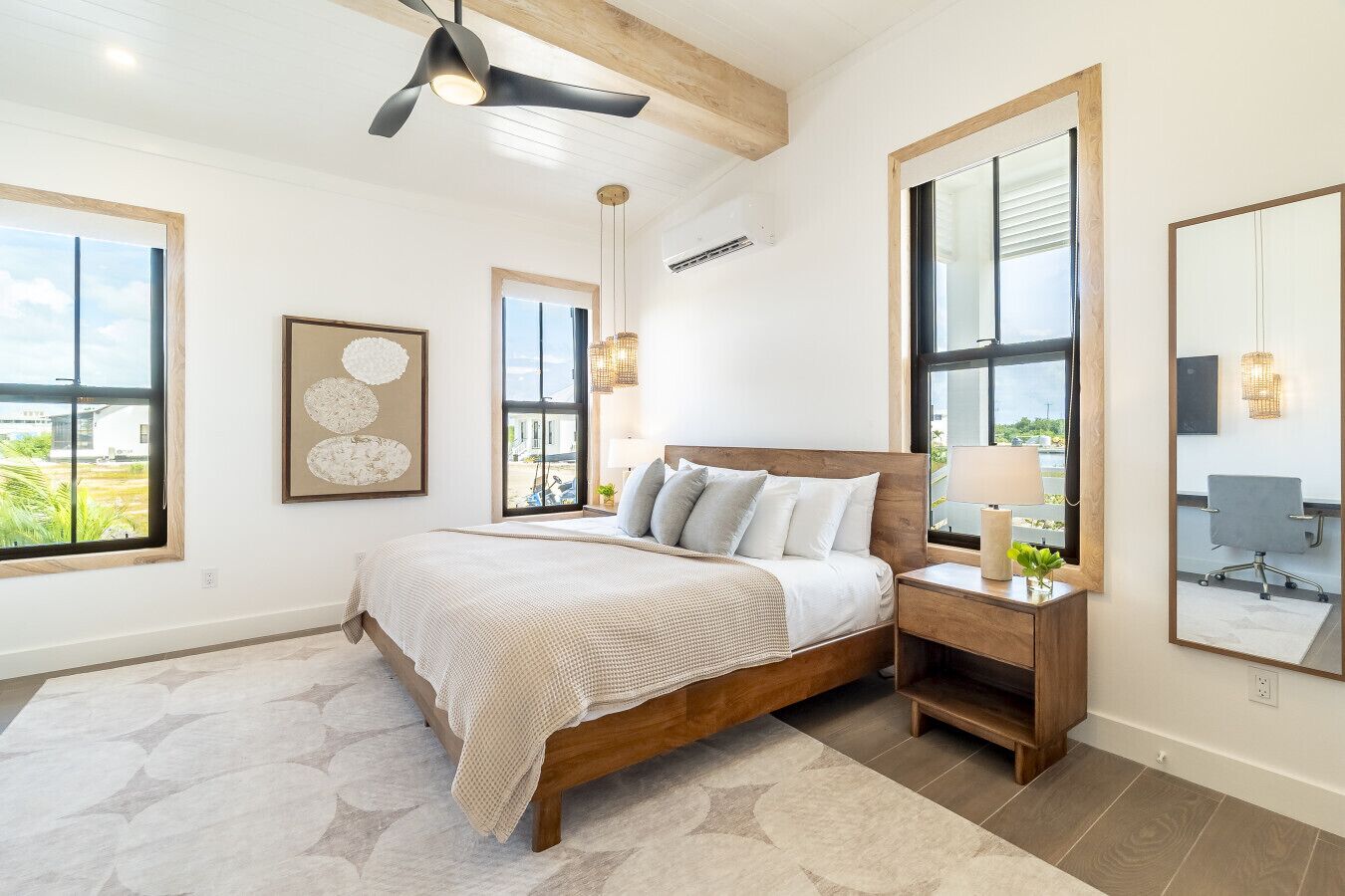 Escritorio, tabla de planchar con plancha, wifi y ropa de cama 