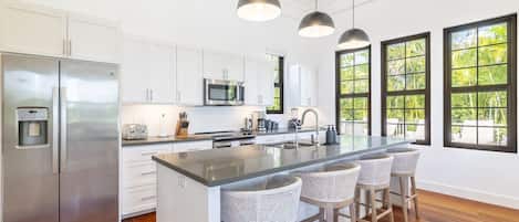 冷蔵庫、電子レンジ、オーブン、コンロ