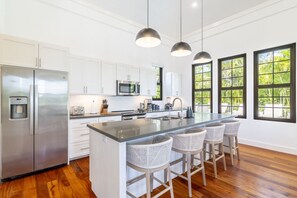 Fridge, microwave, oven, stovetop - Casa Tamara & Pool Club at Mahogany Bay (San Pedro)