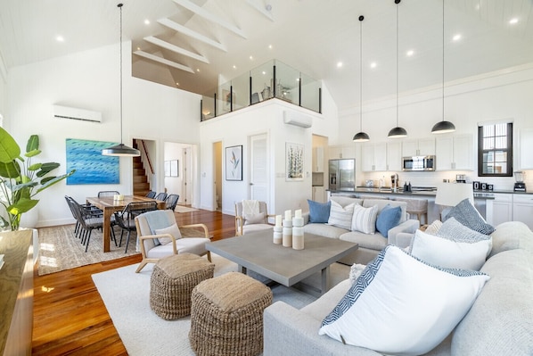 TV, offices - Casa Tamara & Pool Club at Mahogany Bay (San Pedro)