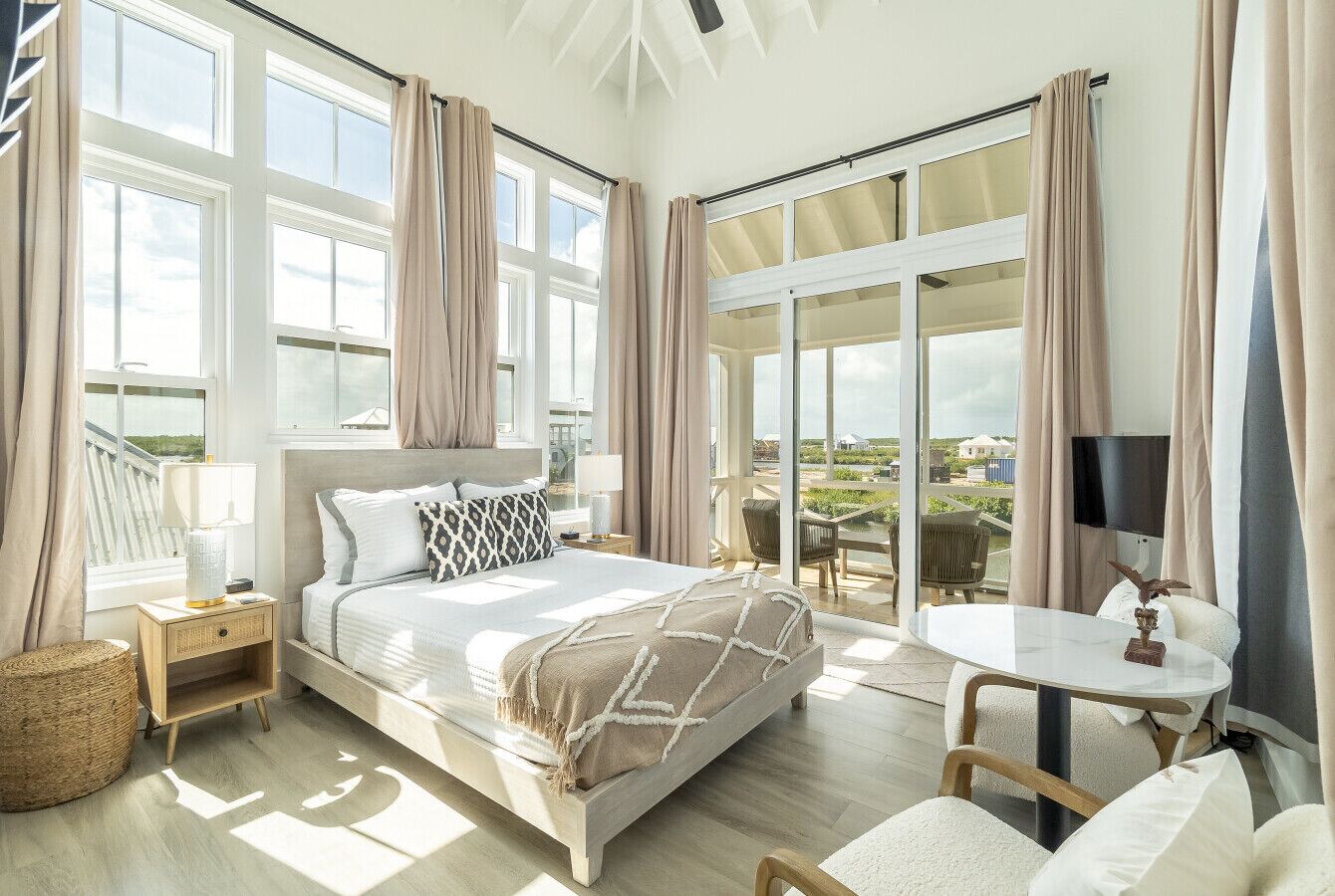 Een strijkplank/strijkijzer, wifi, beddengoed