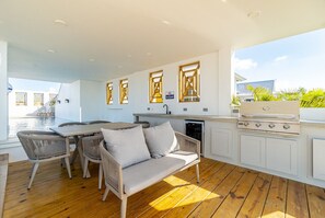 تناول الطعام بالخارج