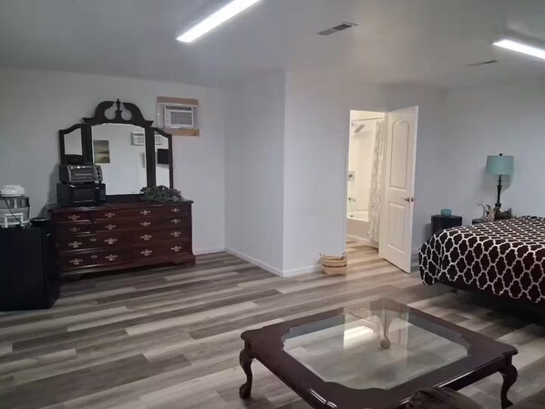 WiFi, bed sheets - All One Level Studio-Oak Grove (Oak Grove)