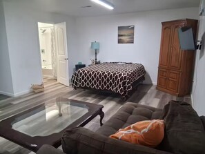 WiFi, bed sheets - All One Level Studio-Oak Grove (Oak Grove)