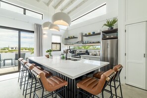 Fridge, microwave, oven, stovetop - Villa Seabreeze & Pool Club at Mahogany Bay (San Pedro)