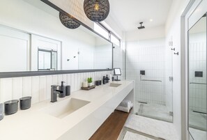 Hair dryer, towels - Villa Seabreeze & Mistico Beach Club + Boat Shuttle (San Pedro)