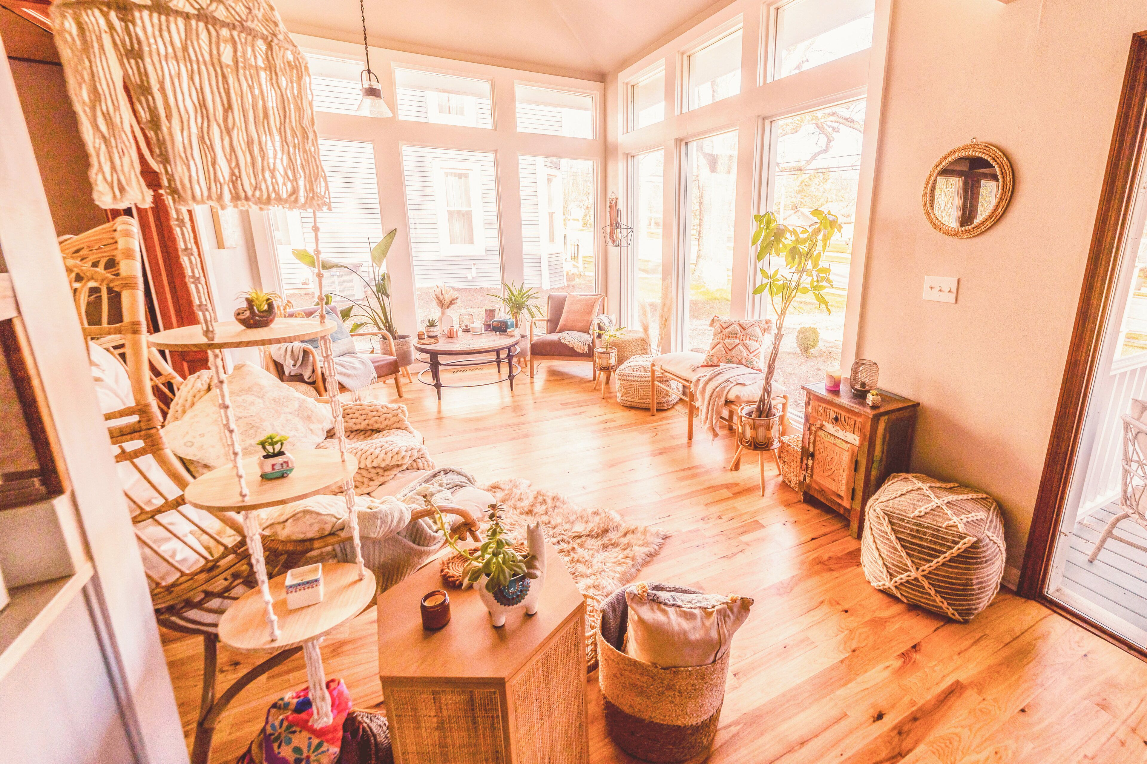 Älytelevisio, takka, kirjoja